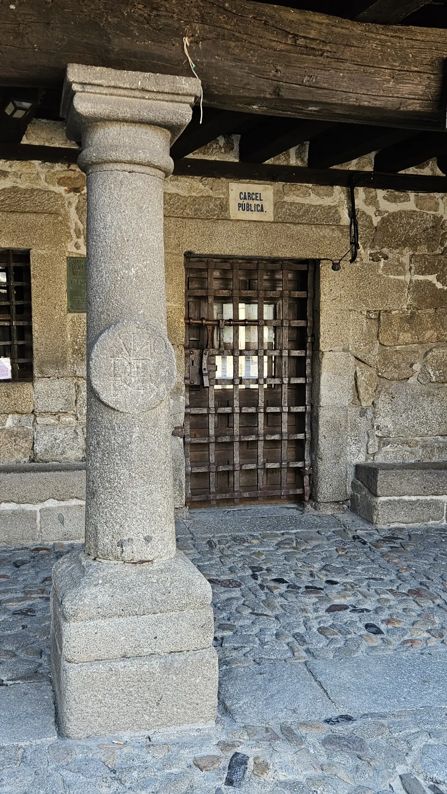Foto de puerta de la cárcel.
