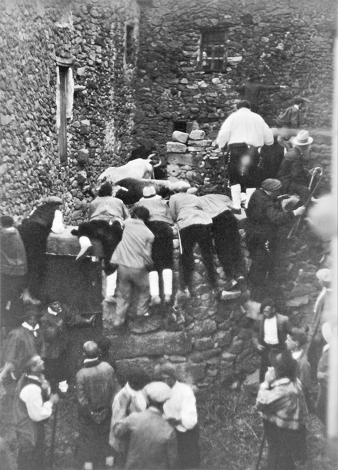 Foto de personas subidas en una pared viendo los toros