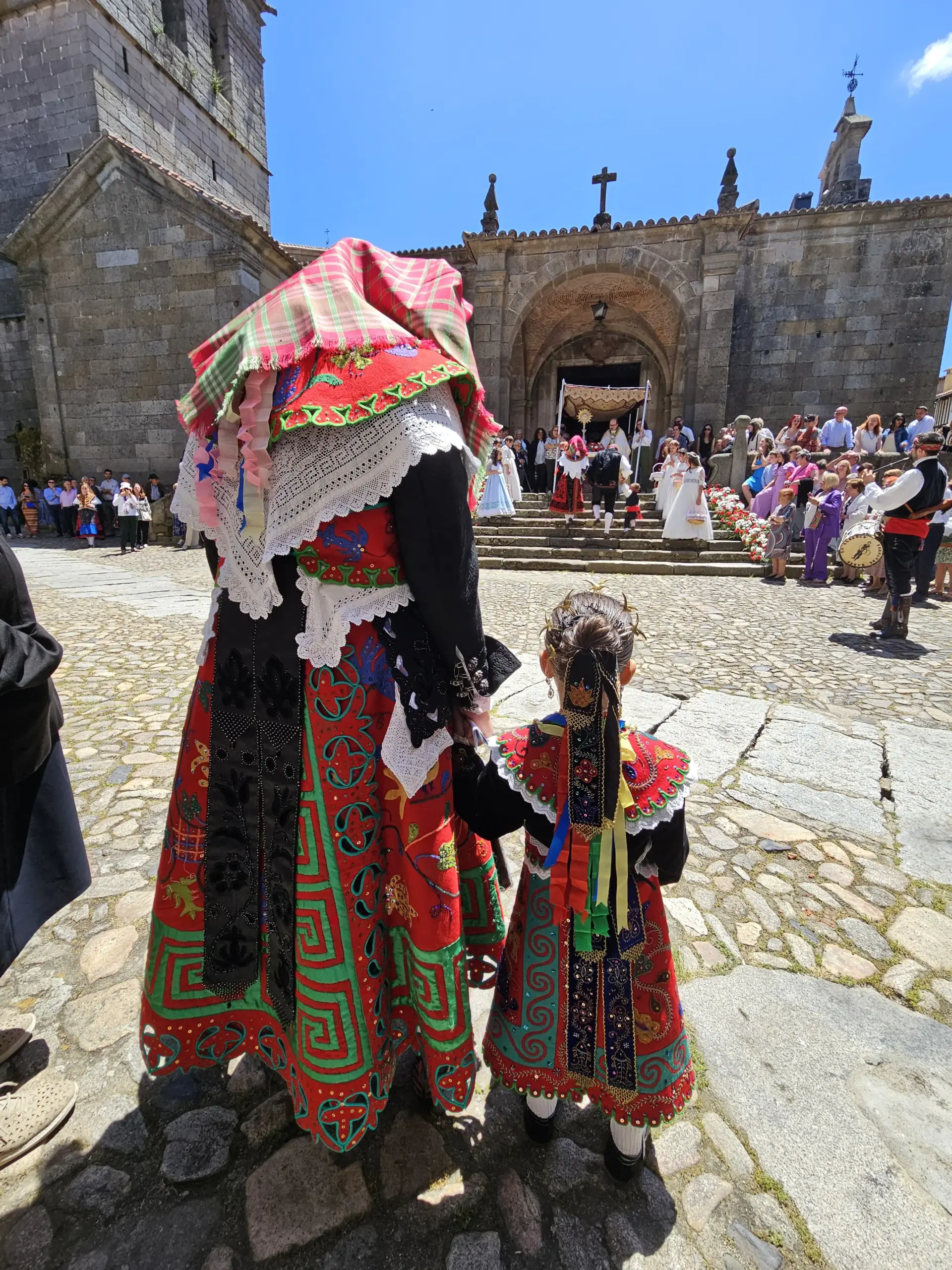 Foto a color de mujer y niña de espaldas