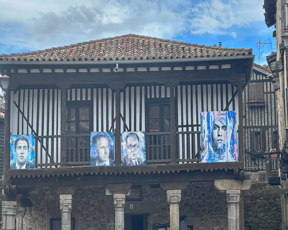 Foto de cuadros colocados en la plaza.