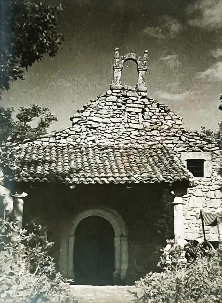 Foto de ermita con pórtico y espadaña