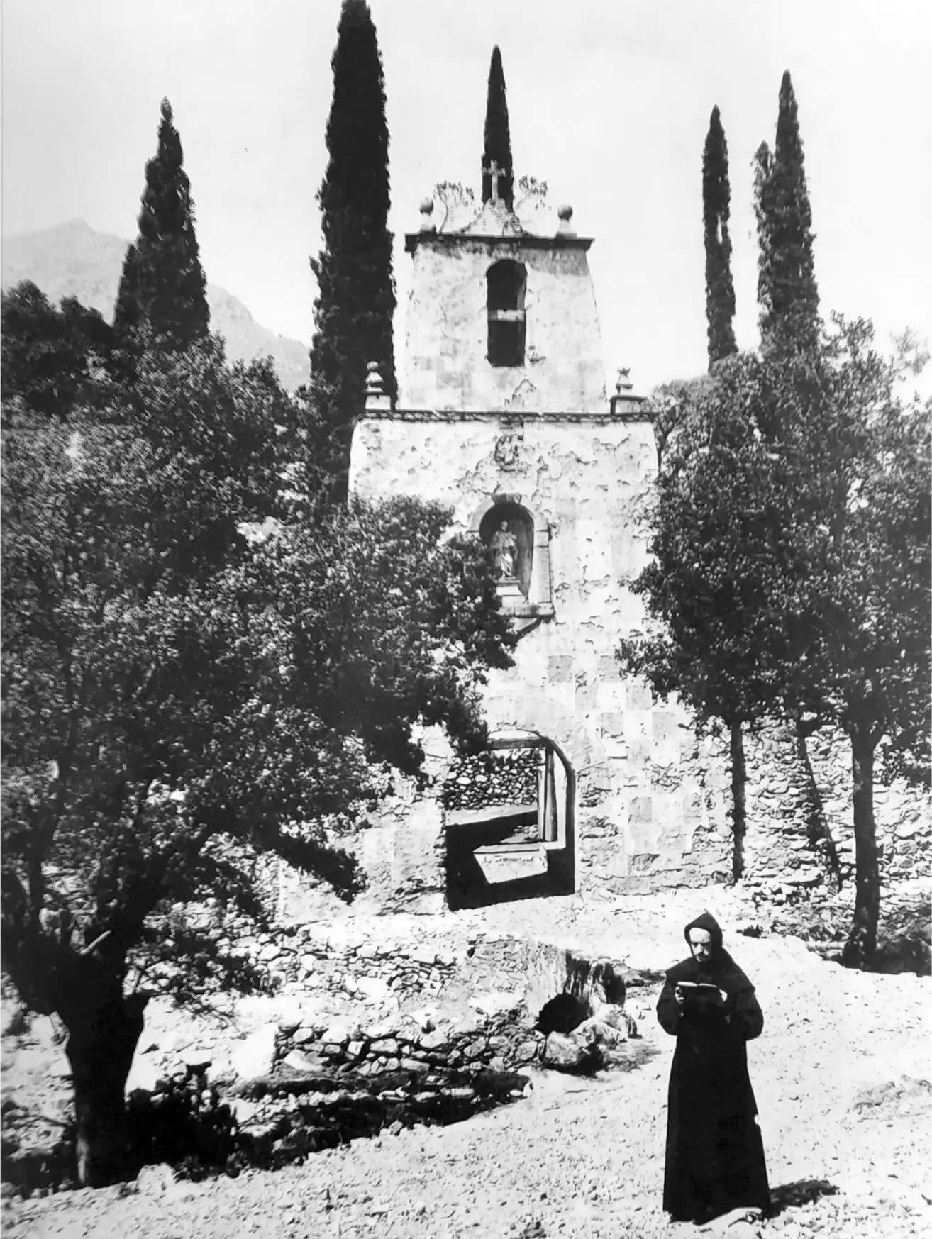 Foro de monje en la entrada del convento