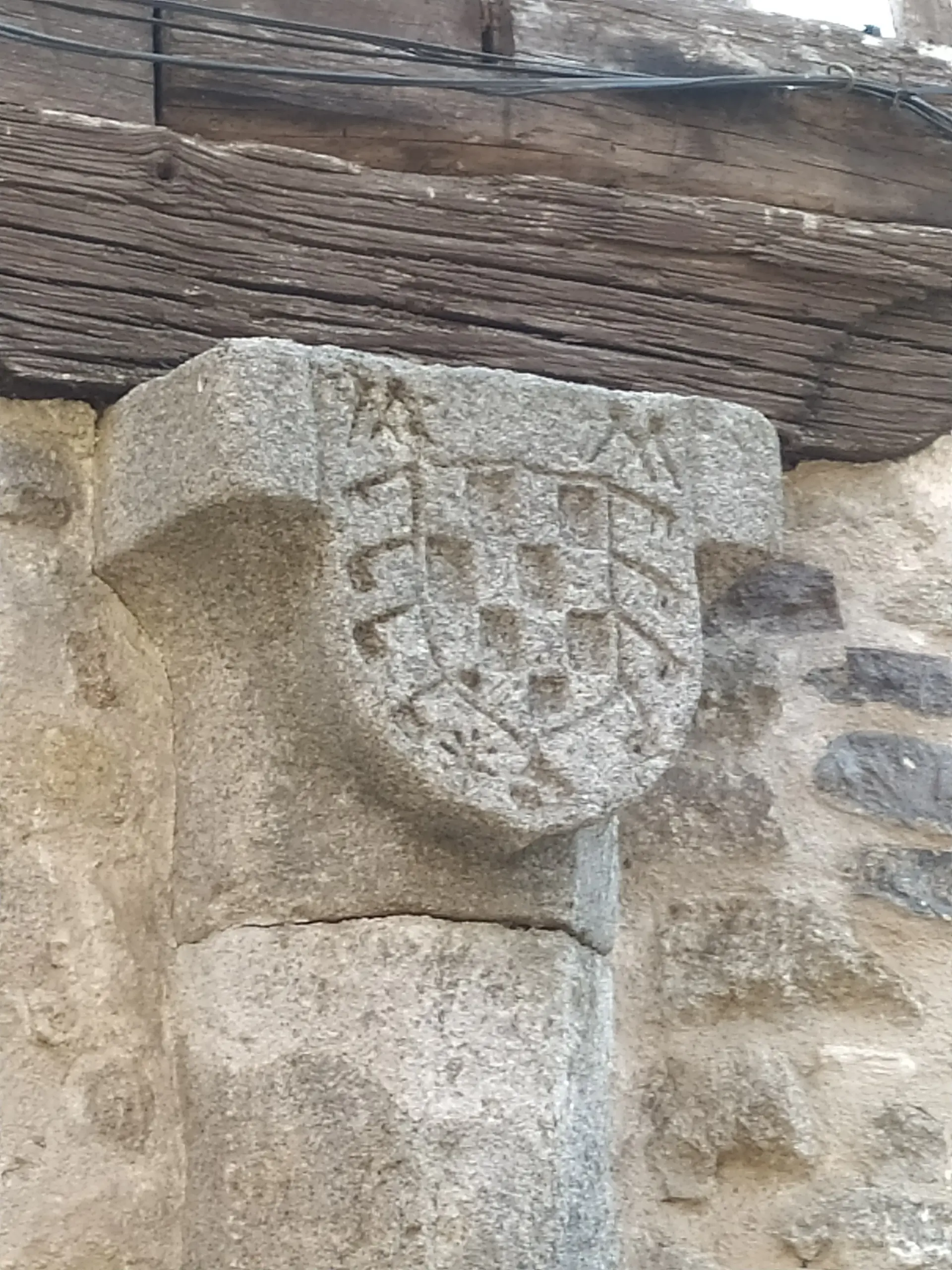 Foto de capitel con escudo