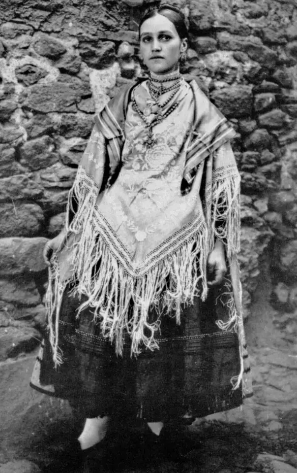 Foto de chica joven con sayas (hay dos fotos, en la enfocada creo que se pierden detalles. Coloca la que mejor creas)