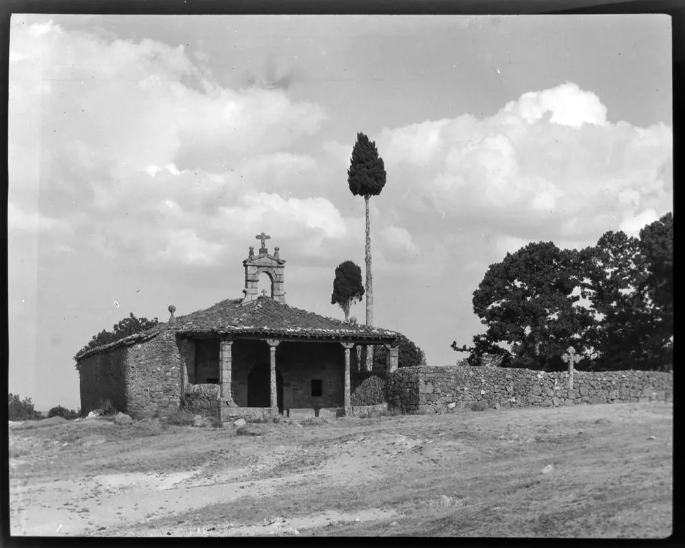 Foto de ermita con ciprés al lado y muro de cementerio